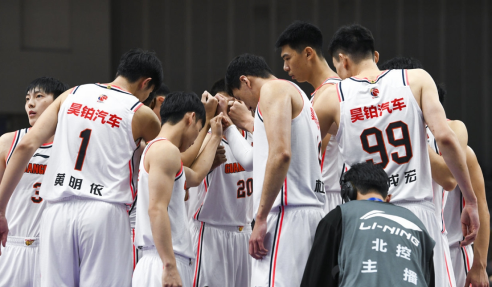 广东男篮在比赛中表现出色实现连胜