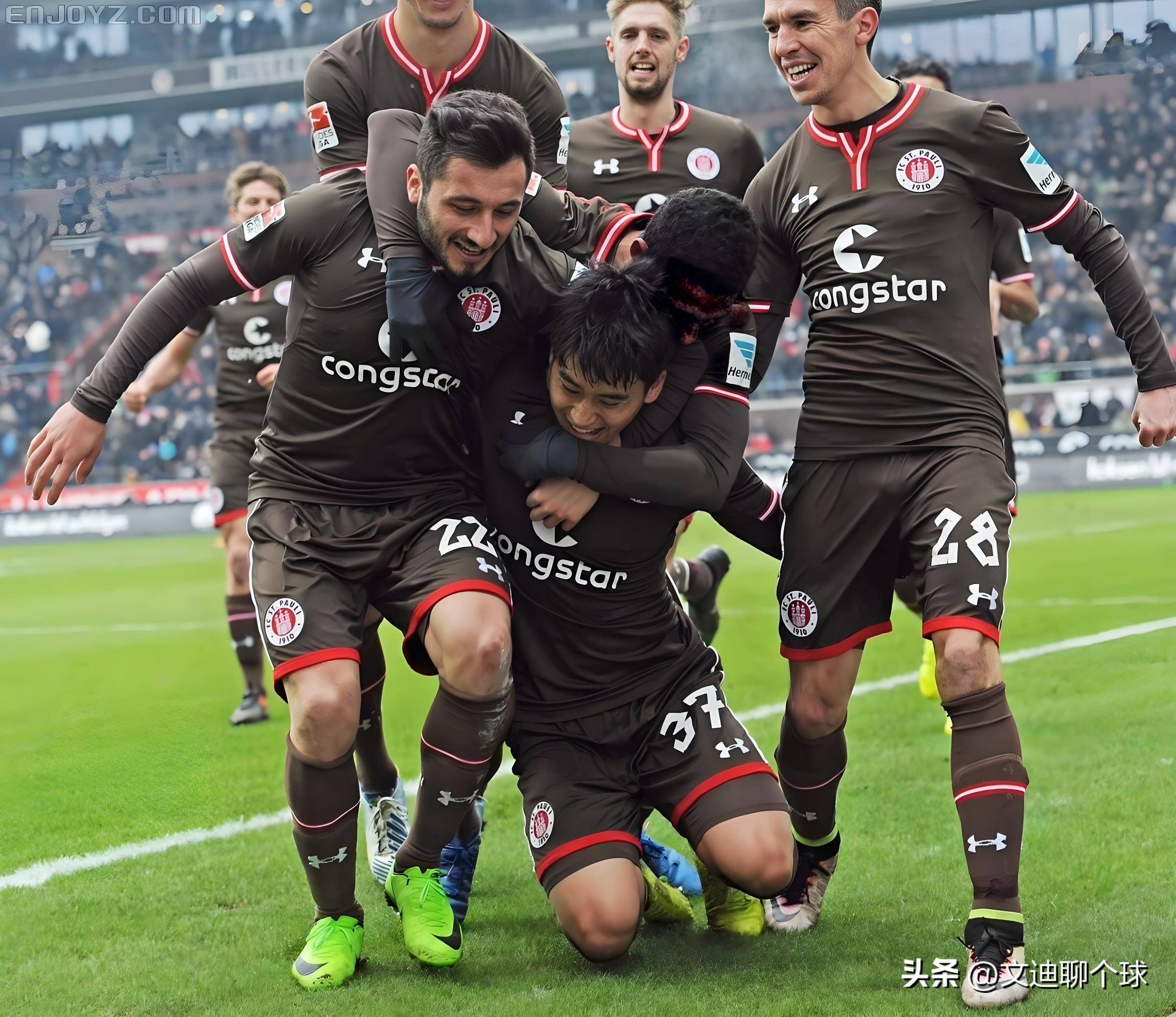 开云体育在线-看着这场足球对决，让人心动不止