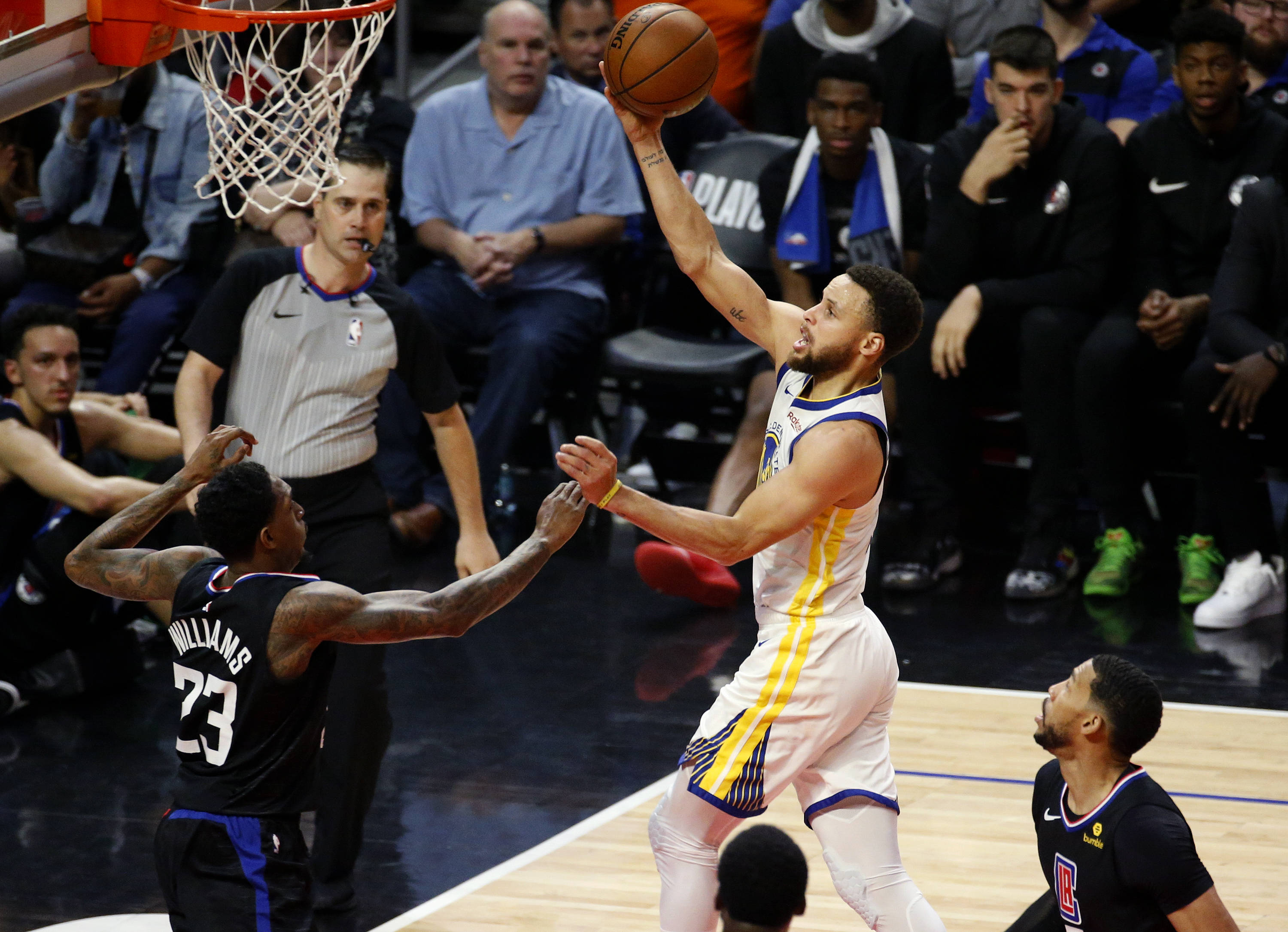 开云下载-勇士球员突发伤病，备战受影响