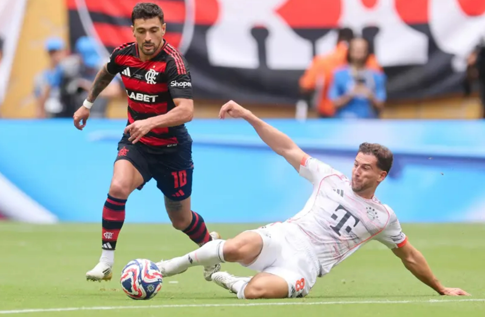 马竞驰骋如风,拜仁难以阻挡进攻 马竞驰骋如风,拜仁难以阻挡进攻