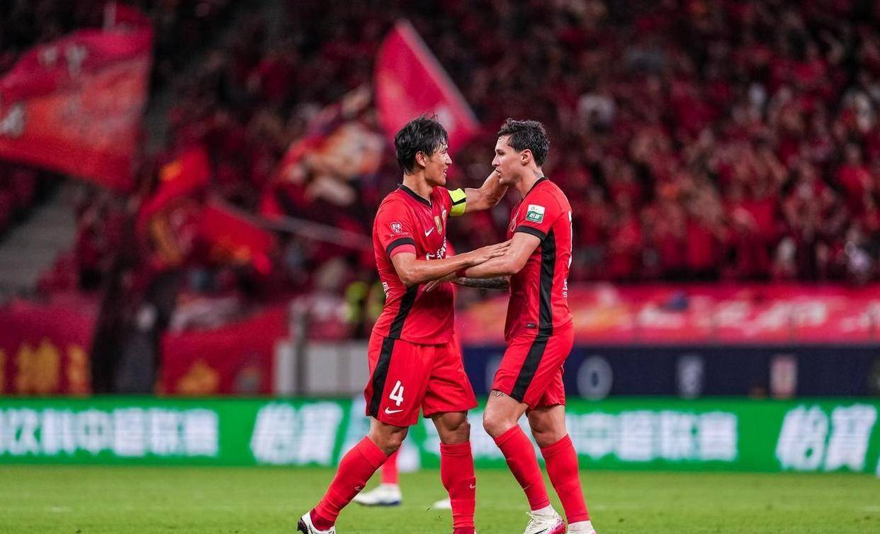 斯威胜申花,取得中超赛场宝贵胜利 斯威胜申花,取得中超赛场宝贵胜利