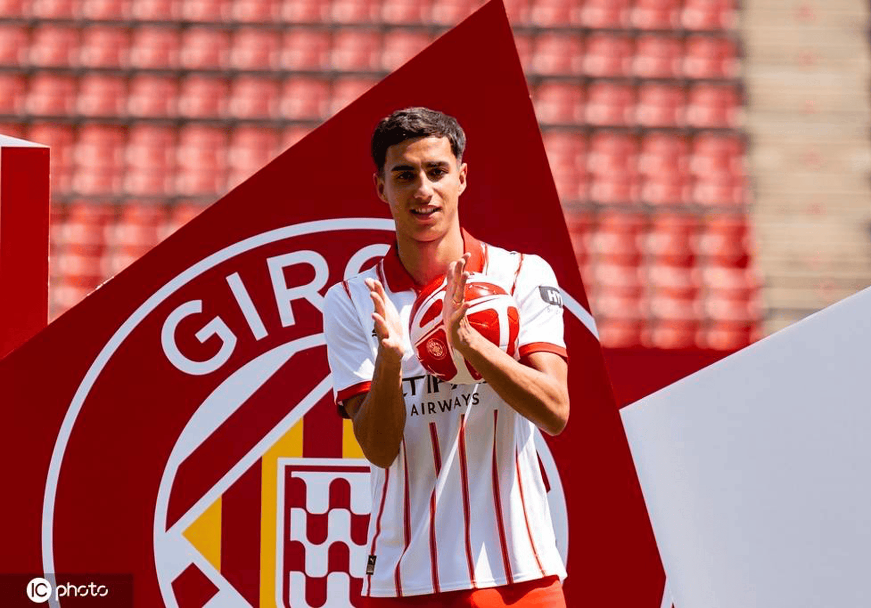 开云下载-赫罗纳战袍亮相，球员心气高昂