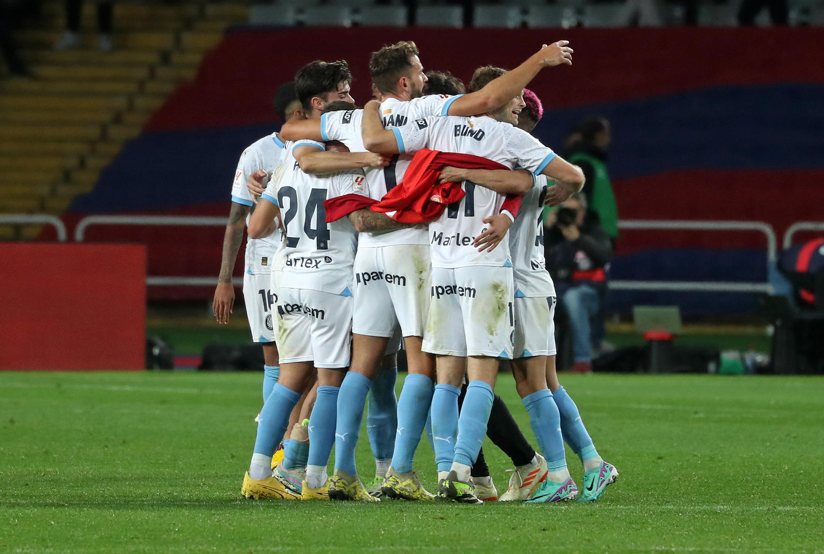 赫罗纳战袍亮相,球员心气高昂 赫罗纳战袍亮相,球员心气高昂