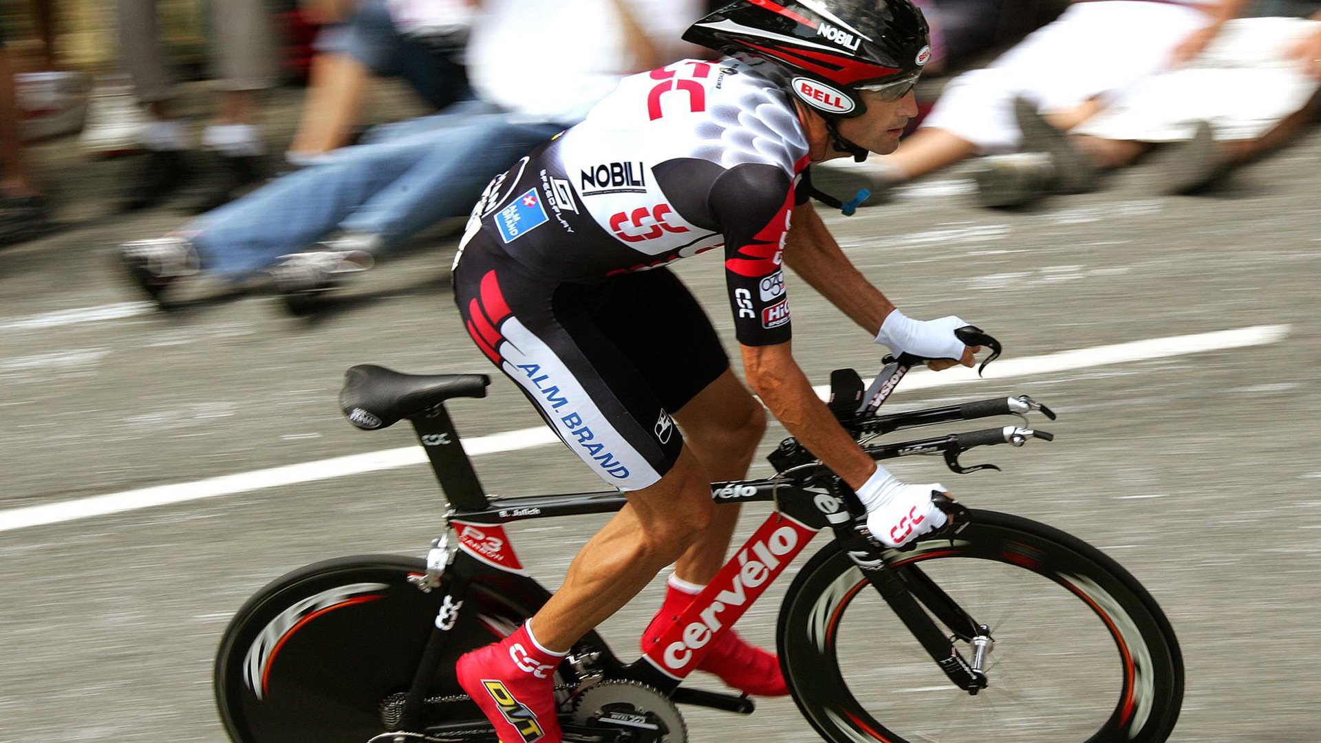 唯一性的双重奏，国际米兰的智利节奏掌控与马丁内利在F1年度争冠的接管艺术